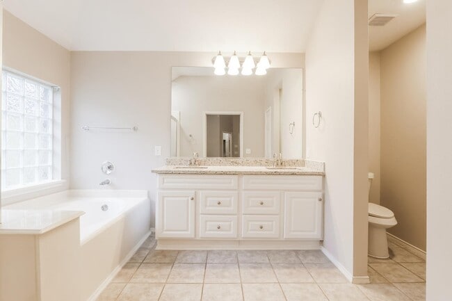 Building Photo - 2011 Louetta Oak Ct