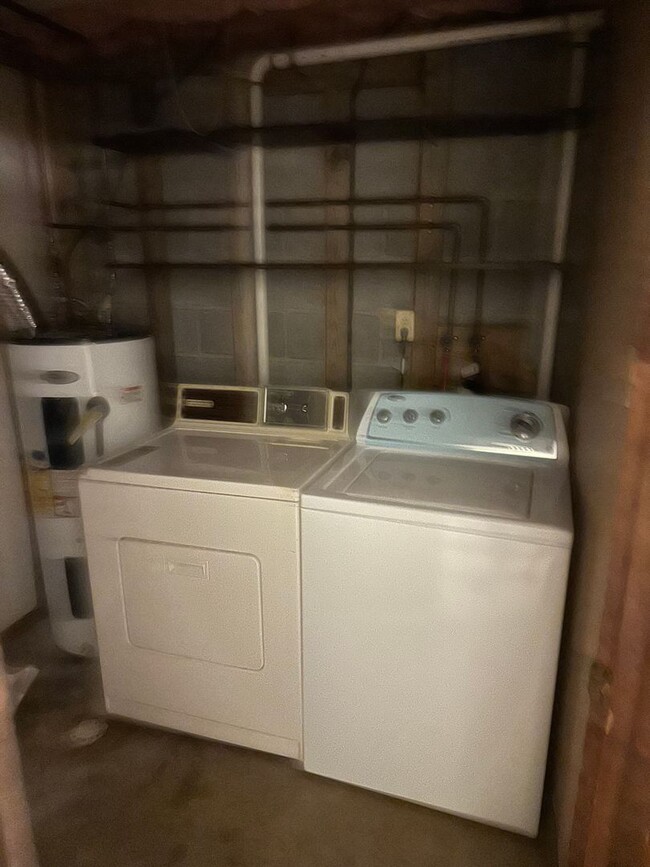 Building Photo - Spacious State College townhouse available...