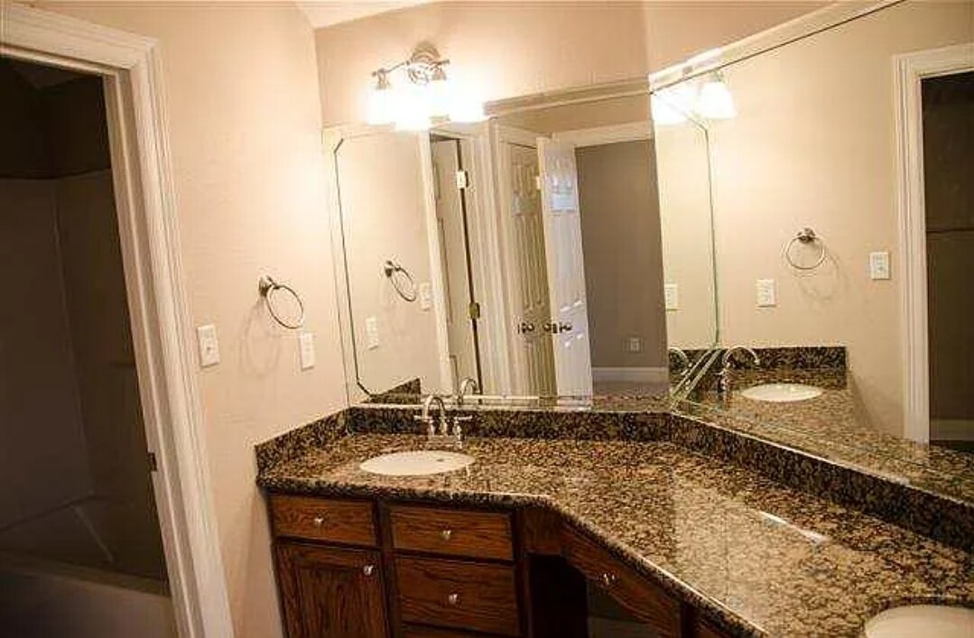 Building Photo - 13 Stonebrook Ct