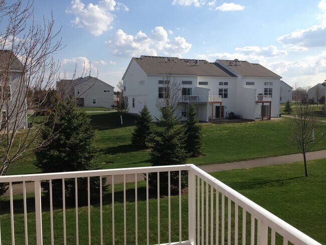 Building Photo - Great location *3bd*2.5Bth End Unit Townhome Avail July 1 2026