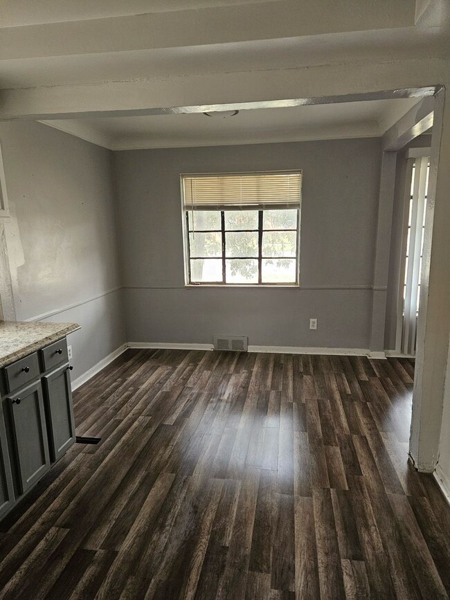 Building Photo - 2 Bedroom Duplex