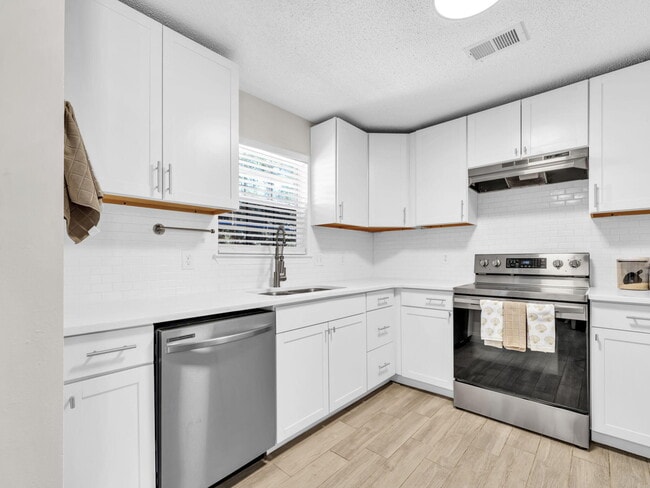 Building Photo - 1061 Quail Hollow Dr
