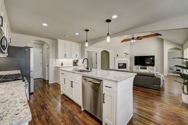 Building Photo - Beautiful Fully Furnished Home in Broken Arrow!