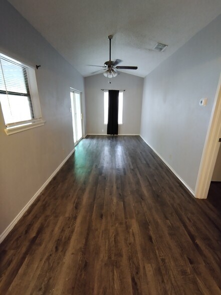 dining room - 410 W Aviation Blvd