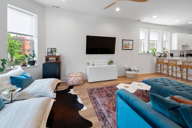 Building Photo - 824 N Maplewood Ave