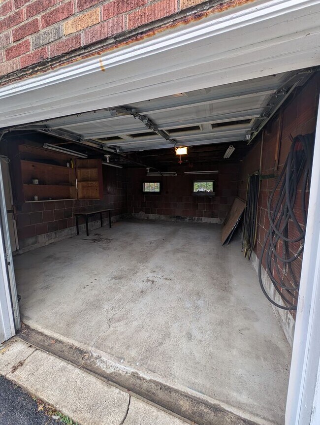 Building Photo - 3 Bd/1 Bath Home for Rent -- Available NOW!