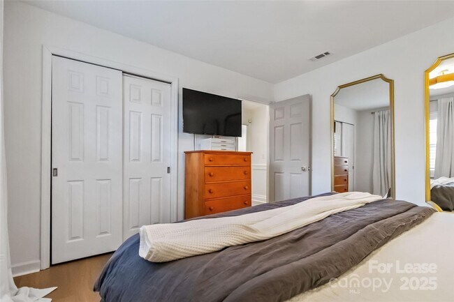 Building Photo - 405 Hillcrest Dr