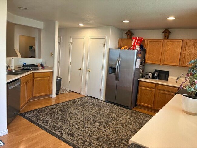 Building Photo - 3 Bedroom, 2.5 Bath Townhome with 2 Car At...