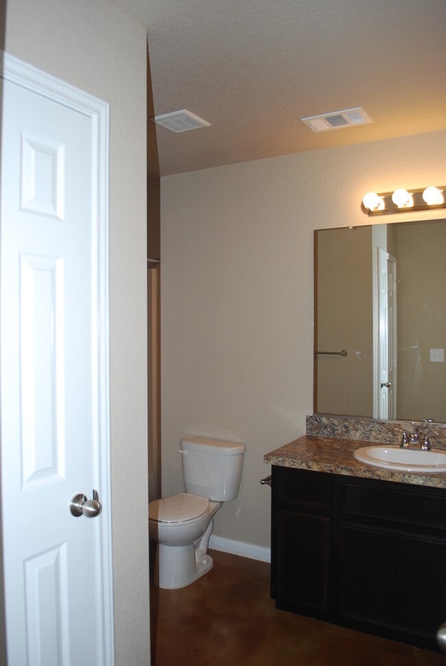 Building Photo - 1512 Dakota Ter