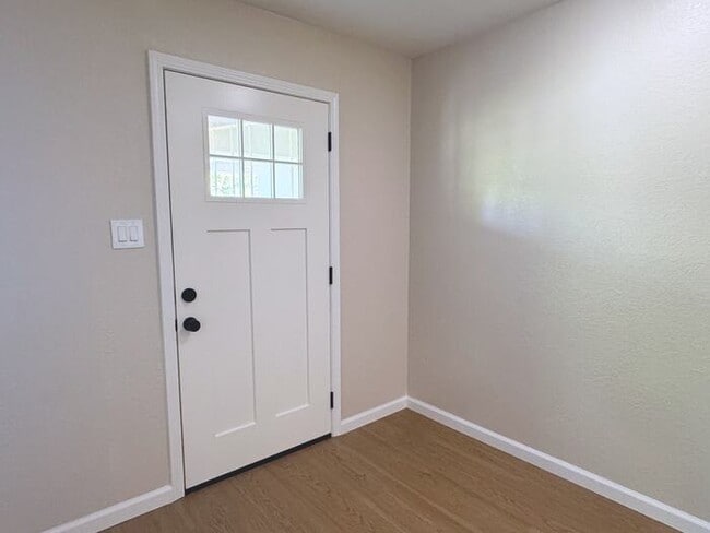 Building Photo - Cute 3 Bedroom Home Close to Shopping