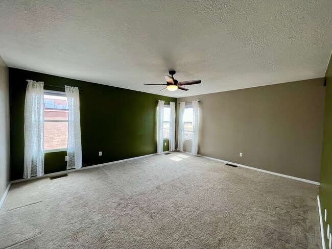 Building Photo - Large 3 Bedroom 2.5 Bathroom Located In Th...