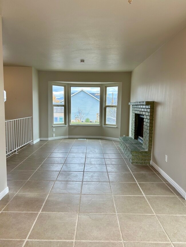 Building Photo - Remodeled 3 Bed, 2 Bath Home in West Jordan — Available Now