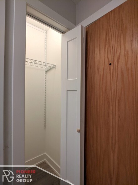 Building Photo - 542 W Surf St