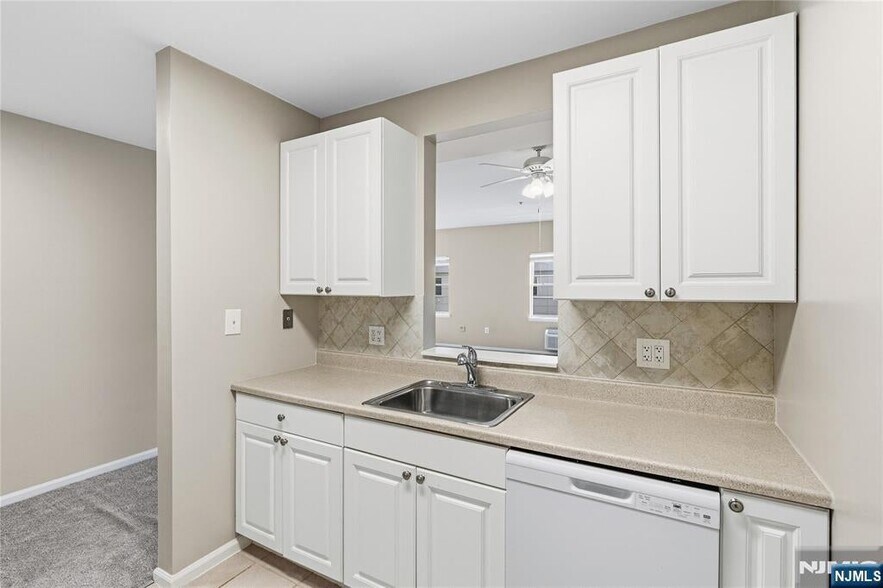 Building Photo - 905 River Rd