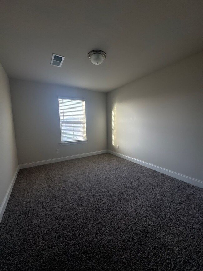 Building Photo - 3 Bedroom, 2.5 Bath and 2 Car Garage in Lebanon! $500 OFF FIRST FULL MONTH’S RENT!!