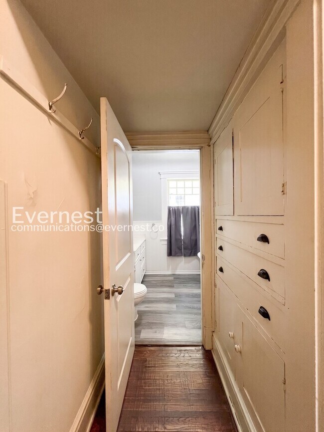 Building Photo - 2 Bed/1 Bath Home with Fenced Yard / Available Now!