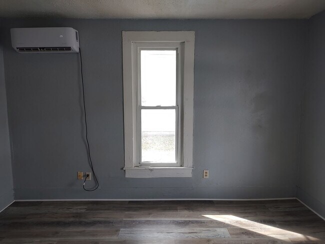 Building Photo - Available May 1 | Renovated 2BR Home | W/D Hookups | Pets Welcome | $850/mo | Pittsburg KS