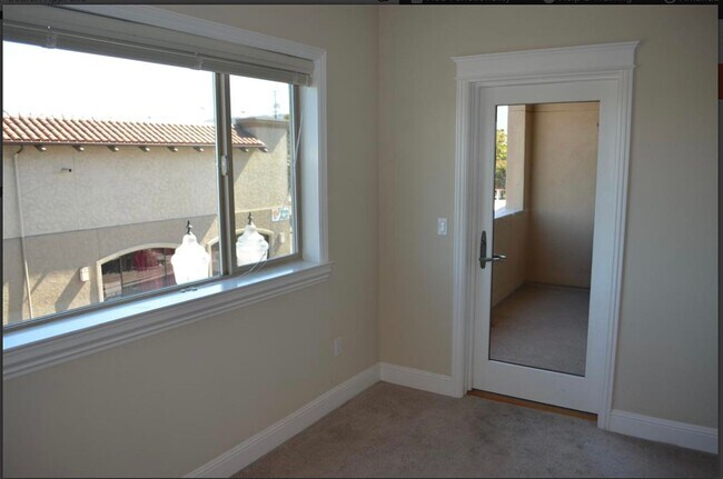 Building Photo - Ultra High End Apartment