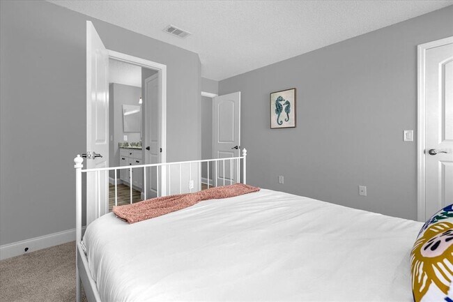 Building Photo - 2820 Smithfield Dr