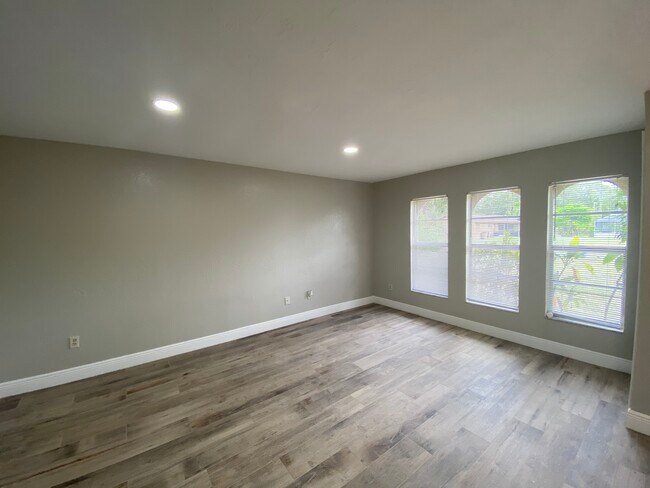 Building Photo - 2210 Marilyn Ln