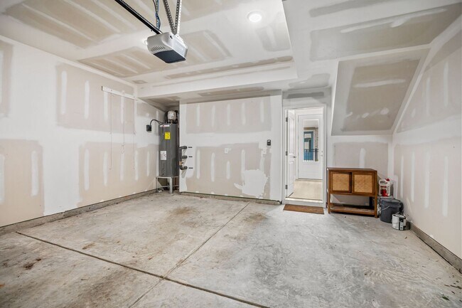 Building Photo - 3213 Zenith Ln