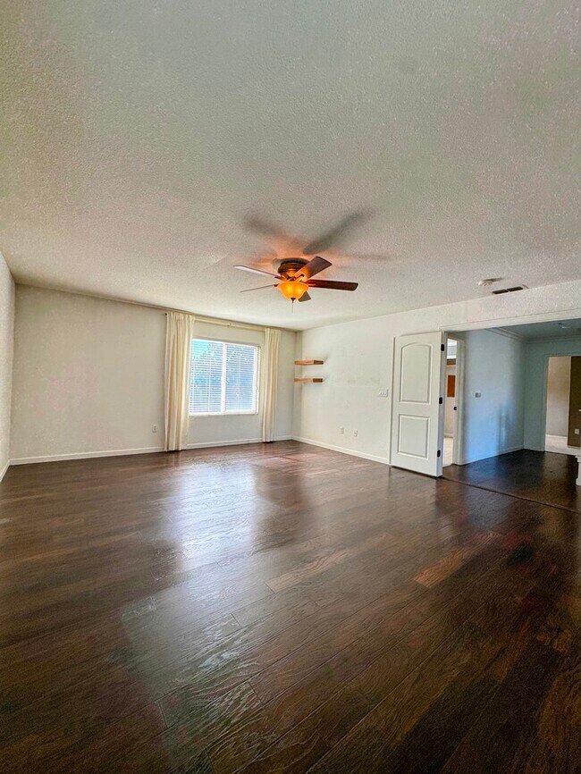 Building Photo - 4 bd 3 bth in Quiet Natomas Neighborhood