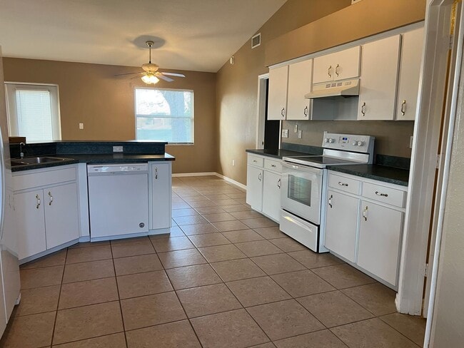Building Photo - Winter Haven spacious 3/2 near Legoland!