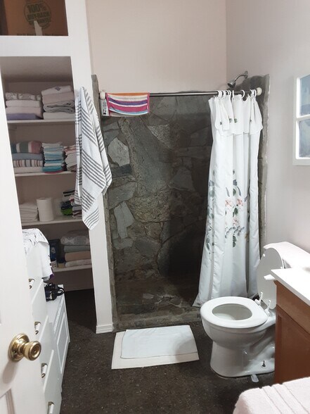 Bathroom - 4040 US Highway 93 N