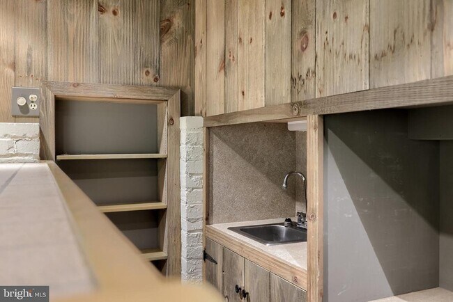 Building Photo - 226 E Caracas Ave