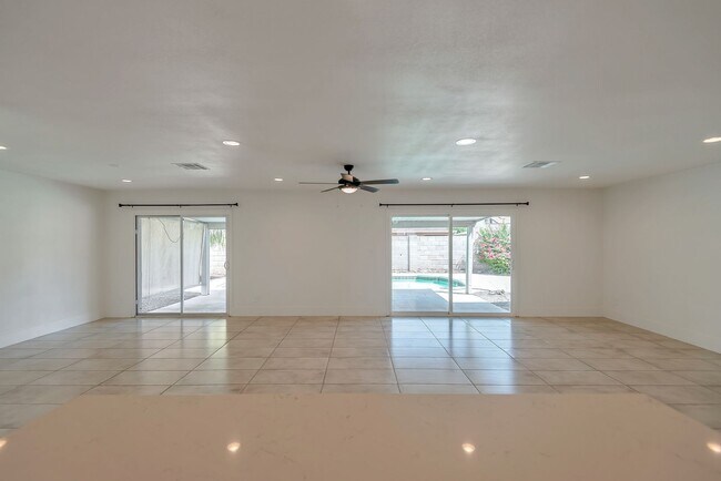 Building Photo - Amazing Tri-Level home close to ASU.  Pool and 2 Car Garage