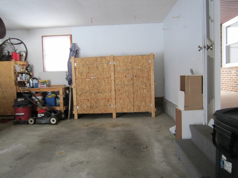 Single garage w/ storage also street cul de sac parking - 917 Lattavo St NE