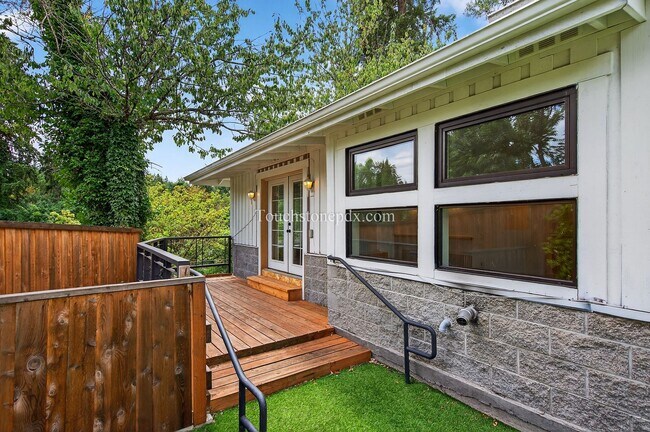 Building Photo - 4.5 Acre Dream Home in Oregon City Awaits