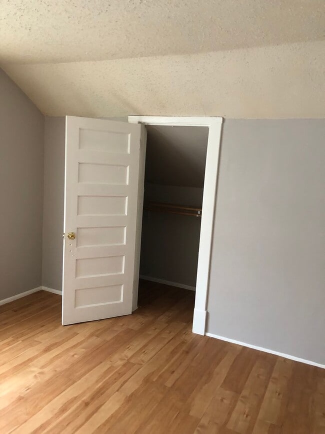 Building Photo - Cozy 3 bedroom house available