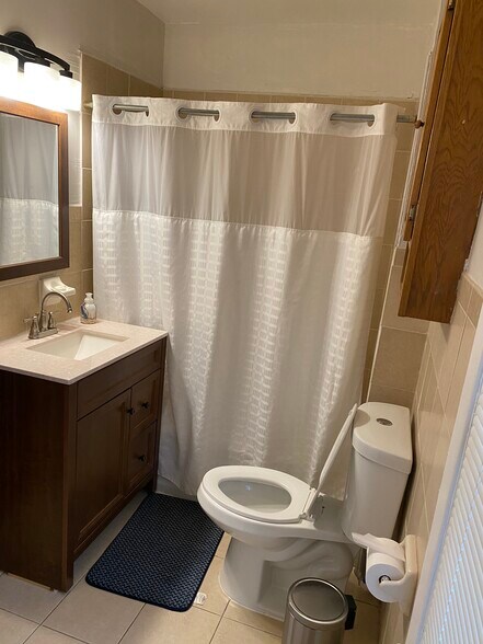 bathroom - 539 Plymouth Ave