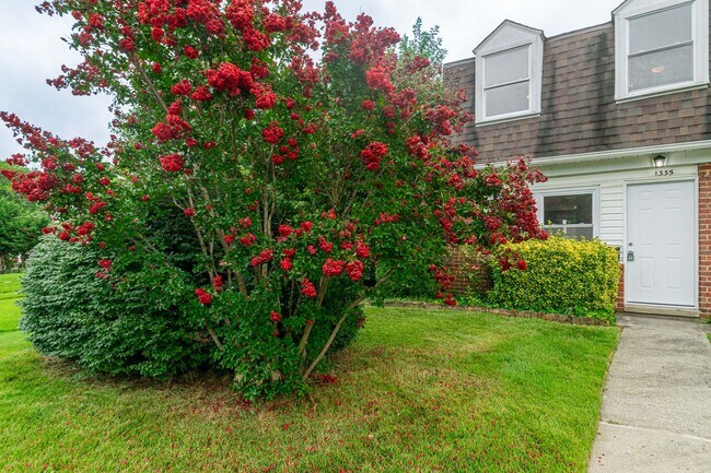 Building Photo - Newly Renovated Three Bedroom house in Par...