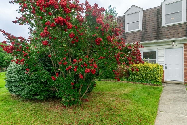 Building Photo - Three Bedroom house in Parkville