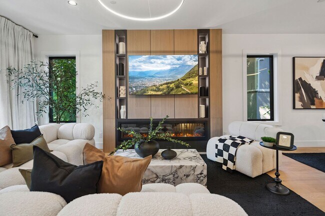 Building Photo - Skyview Townhome: Luxury Living in Lake Oswego's Premier First Addition Neighborhood