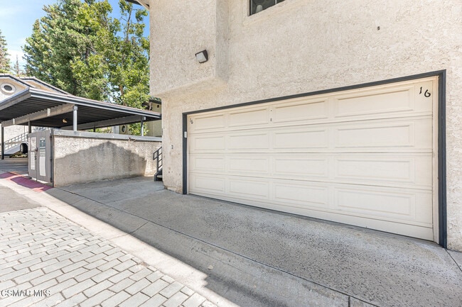 Building Photo - 5720 Skyview Way