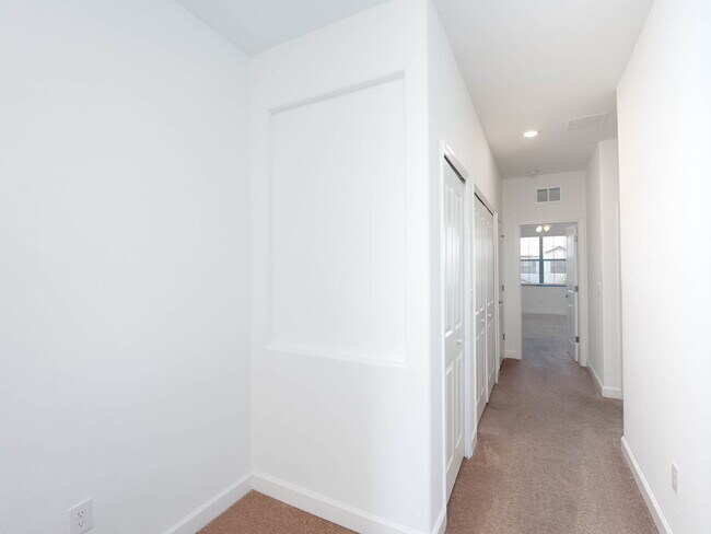 Building Photo - Newer-construction townhome in the highly desirable Lorraine Lakes