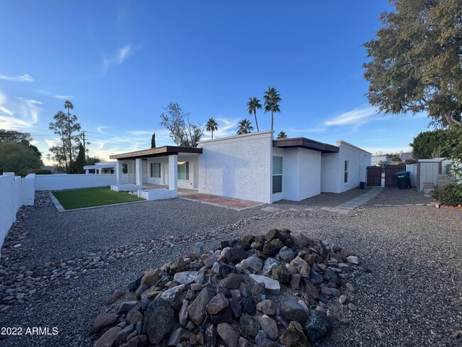 Building Photo - 1209 E Acoma Dr