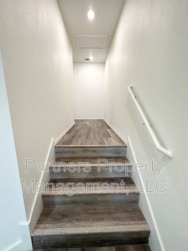 Building Photo - 1079 S Benchmark Ln