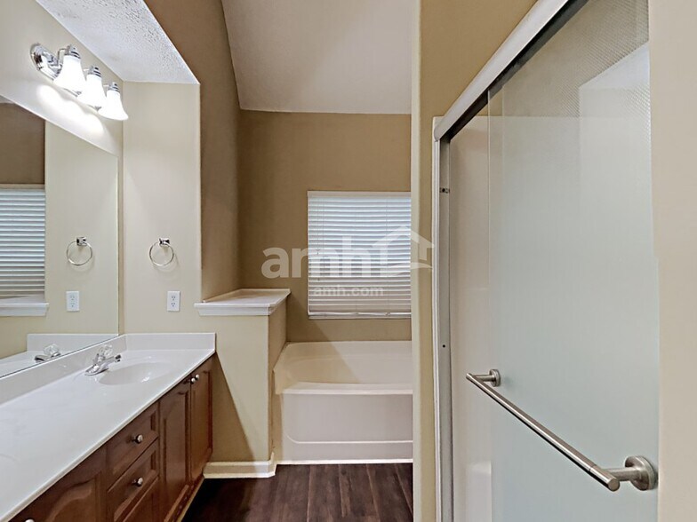 Building Photo - 1642 Zurich Dr