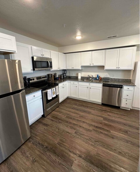 Building Photo - 393 W 625 N