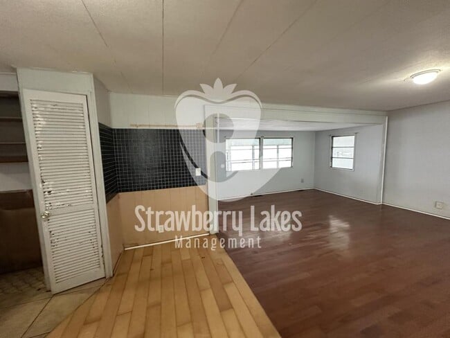 Building Photo - 121 Lakeside Dr