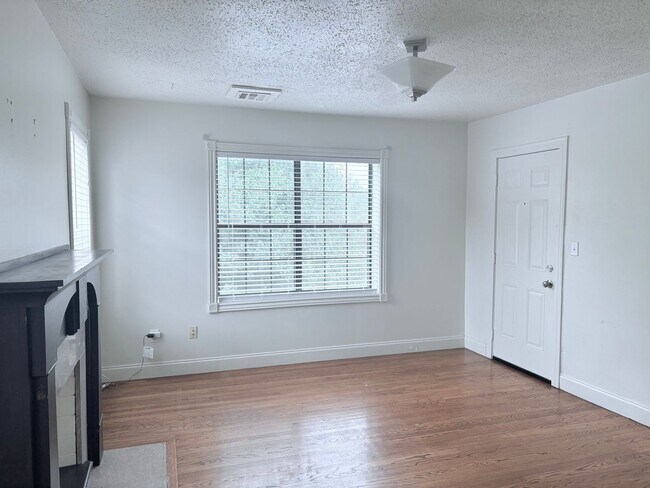 Building Photo - Vintage Charm Meets Downtown Convenience!