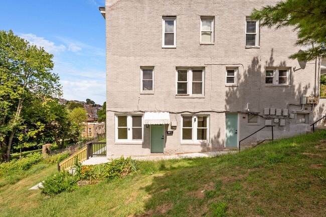 Building Photo - AVAILABLE MID-OCTOBER! FULLY RENOVATED 1-b...