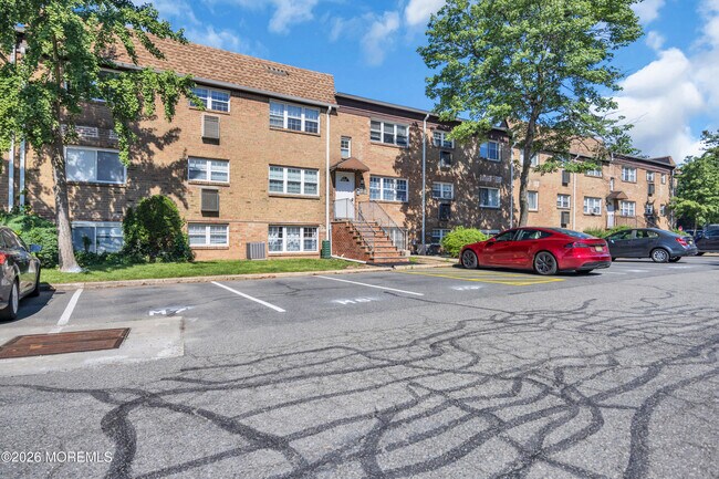 Building Photo - 393 College Dr