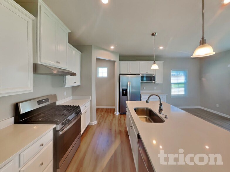 Building Photo - 833 Dean Dr