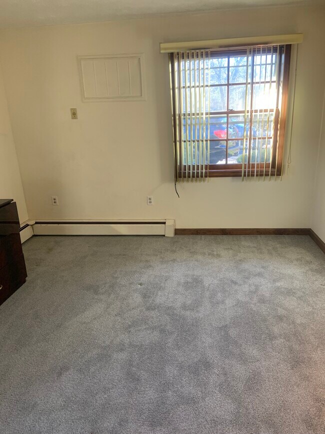 Building Photo - 1166 Middle Tpke W