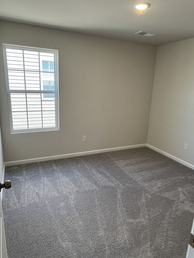 Building Photo - COMING AUGUST 2026!!! Newer 4 Bed Home in University Area